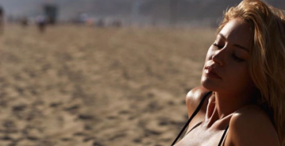Bryana Holly płonie seksapilem na plaży